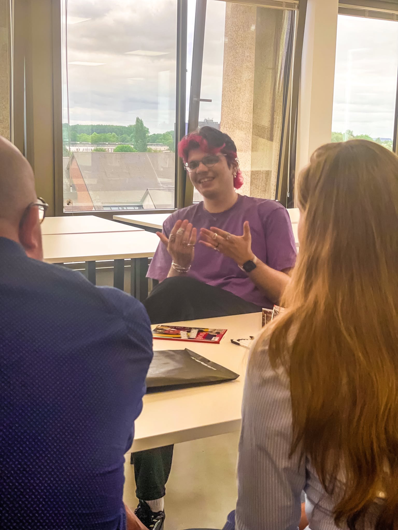 Lucas échange avec des visiteurs lors d’une journée portes ouvertes à l’École de Droit UMONS-ULB